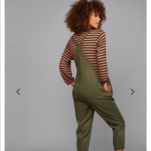 Maternity overalls green : pea in the pod